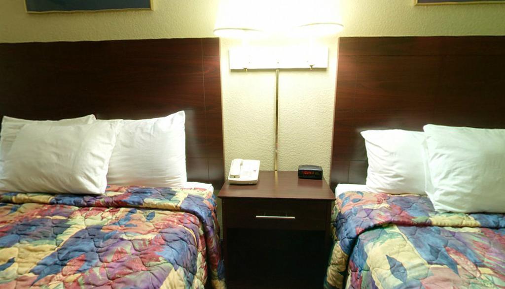 Americas Best Value Inn Newton Quarto foto