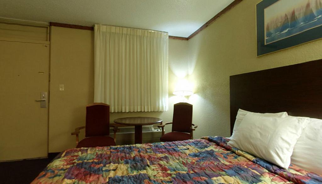 Americas Best Value Inn Newton Quarto foto